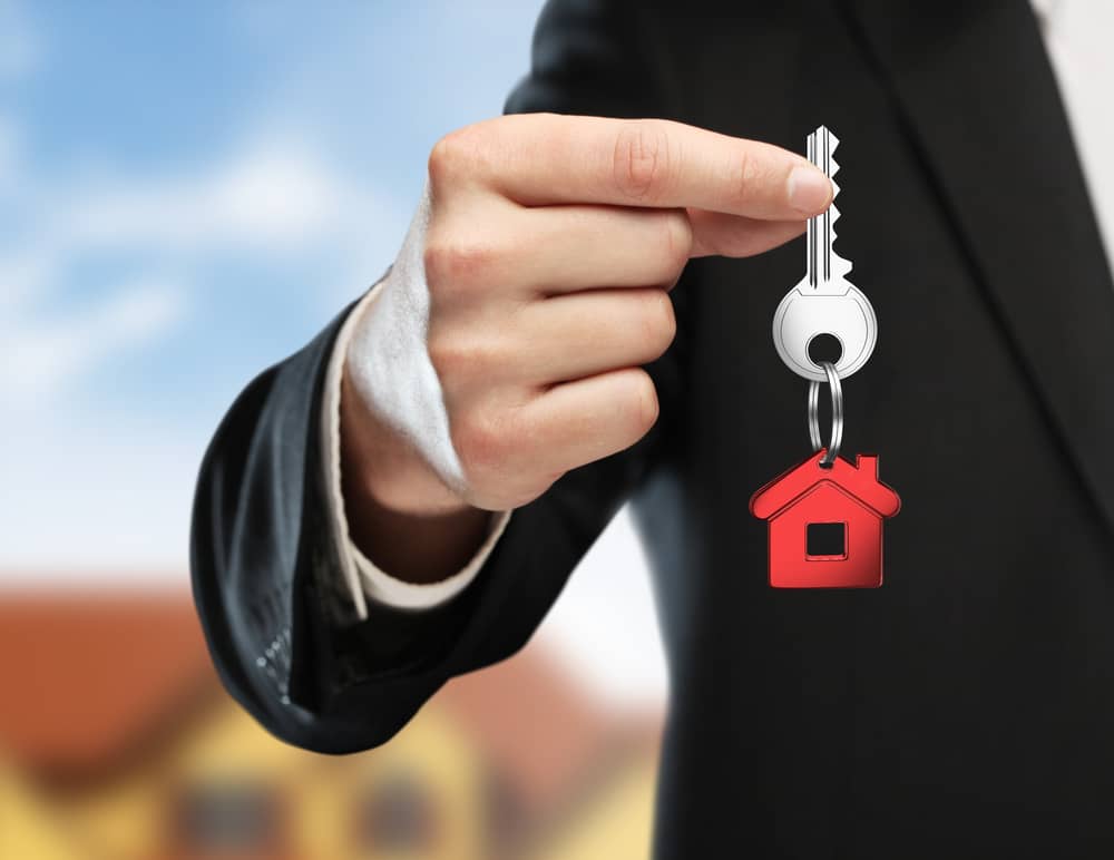Hire a Low Commission Real Estate Broker to Look after Your Property Listing